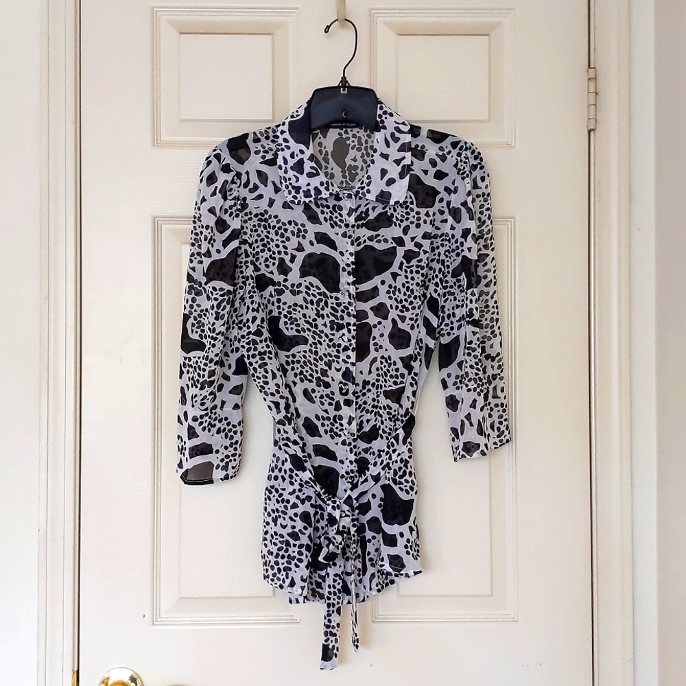 NWOT. Essentials By Milano Black/White Animal Print HalfSleeve Button-Down Shirt